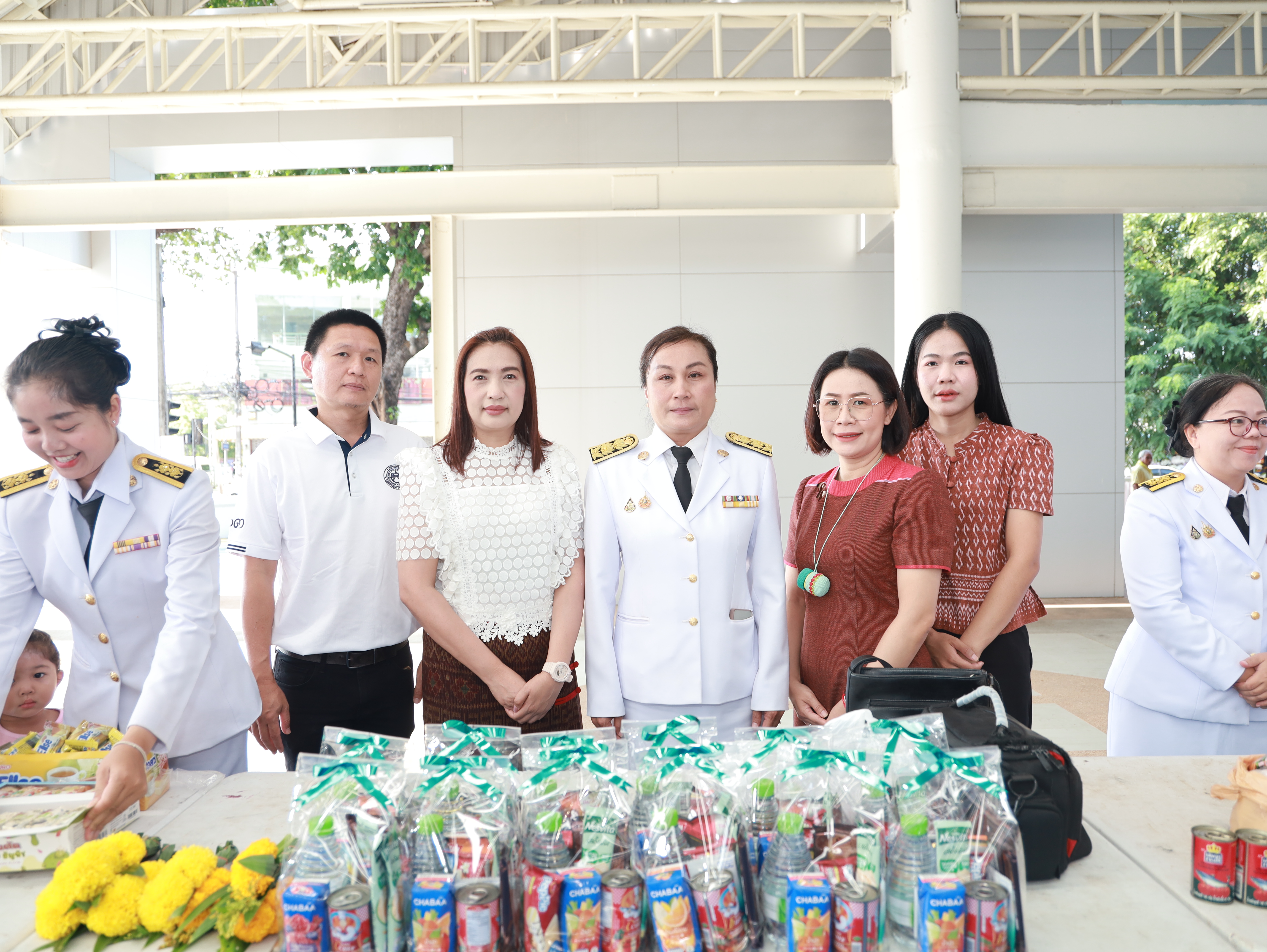 เข้าร่วมพิธีวางพวงมาลา กล่าวถวายราชสดุดี ประกอบพิธีสวดพระพุทธมนต์ ถวายภัตตาหารปิ่นโต และทำบุญ ตักบาตรพระภิกษุ สามเณร ๕๐ รูป ถ